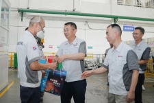 楊國明總裁帶隊高溫慰問