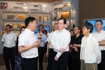 全省全過程人民民主人大基層實(shí)踐考察團(tuán)調(diào)研巨石