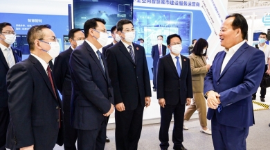 2021年9月，時(shí)任浙江省委書記、省人大常委會主任袁家軍，時(shí)任浙江省委副書記、省長鄭柵潔蒞臨世界互聯(lián)網(wǎng)大會烏鎮(zhèn)峰會中國巨石新材料產(chǎn)業(yè)鏈未來工廠數(shù)字化運(yùn)用場景，點(diǎn)贊中國巨石未來工廠建設(shè)成果。