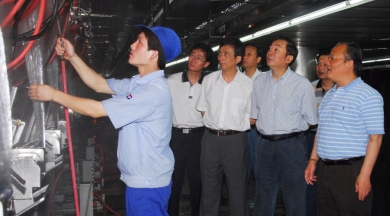 2007年6月，時(shí)任嘉興市委書記黃坤明視察巨石總部。黃坤明稱贊巨石是嘉興市的企業(yè)金名片，不愧為嘉興驕傲。