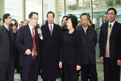 2010年12月，時(shí)任福建省委書(shū)記、省人大常委會(huì)主任孫春蘭（右三）視察巨石九江公司。