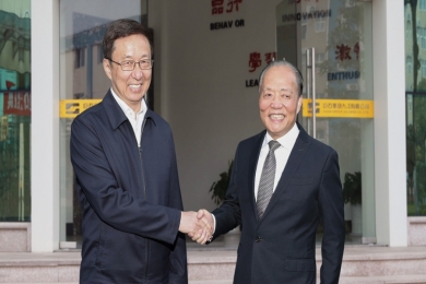 2020年11月，時(shí)任中共中央政治局常委、國(guó)務(wù)院副總理韓正，視察巨石九江公司。韓正贊揚(yáng)巨石是好項(xiàng)目、好產(chǎn)品、好工廠，希望巨石圍繞新技術(shù)新材料拓展產(chǎn)業(yè)鏈，提高核心競(jìng)爭(zhēng)力，實(shí)現(xiàn)集約發(fā)展。