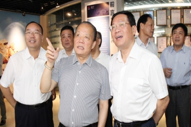 2014年7月，時(shí)任浙江省委副書(shū)記、省長(zhǎng)李強(qiáng)到中國(guó)巨石視察。李強(qiáng)稱贊巨石是真正國(guó)際化的企業(yè)，鼓勵(lì)巨石加大科技創(chuàng)新，做好強(qiáng)鏈、補(bǔ)鏈、延鏈，積極拓展市場(chǎng)，做大做強(qiáng)。