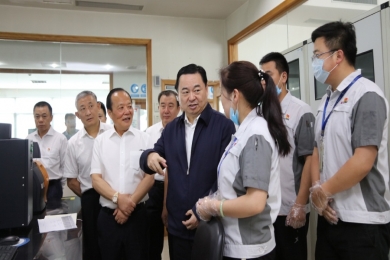 2019年6月，時(shí)任國(guó)務(wù)院國(guó)有資產(chǎn)監(jiān)督管理委員會(huì)黨委書(shū)記郝鵬視察巨石。稱贊巨石在玻纖行業(yè)里做到了專而大、專而精、專而優(yōu)，是一個(gè)成功的典型。希望中國(guó)巨石的混合所有制典型經(jīng)驗(yàn)，能夠在國(guó)家新一輪混改實(shí)踐中推而廣之，讓更多優(yōu)秀企業(yè)學(xué)習(xí)。